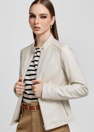 CASACA CON DETALLE EN LOS HOMBROS